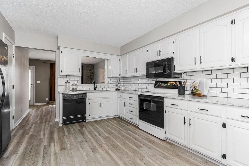 8503 N CHATHAM Avenue — photo 7