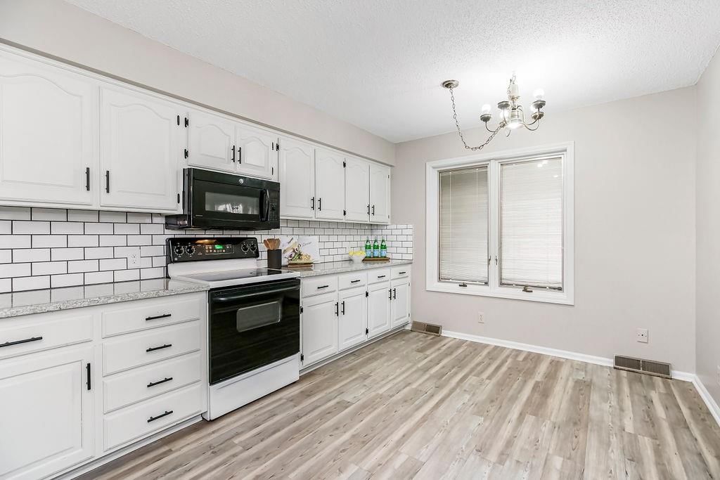 8503 N CHATHAM Avenue — photo 10