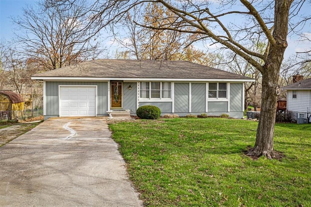 1202 W Main Street, Greenwood, MO