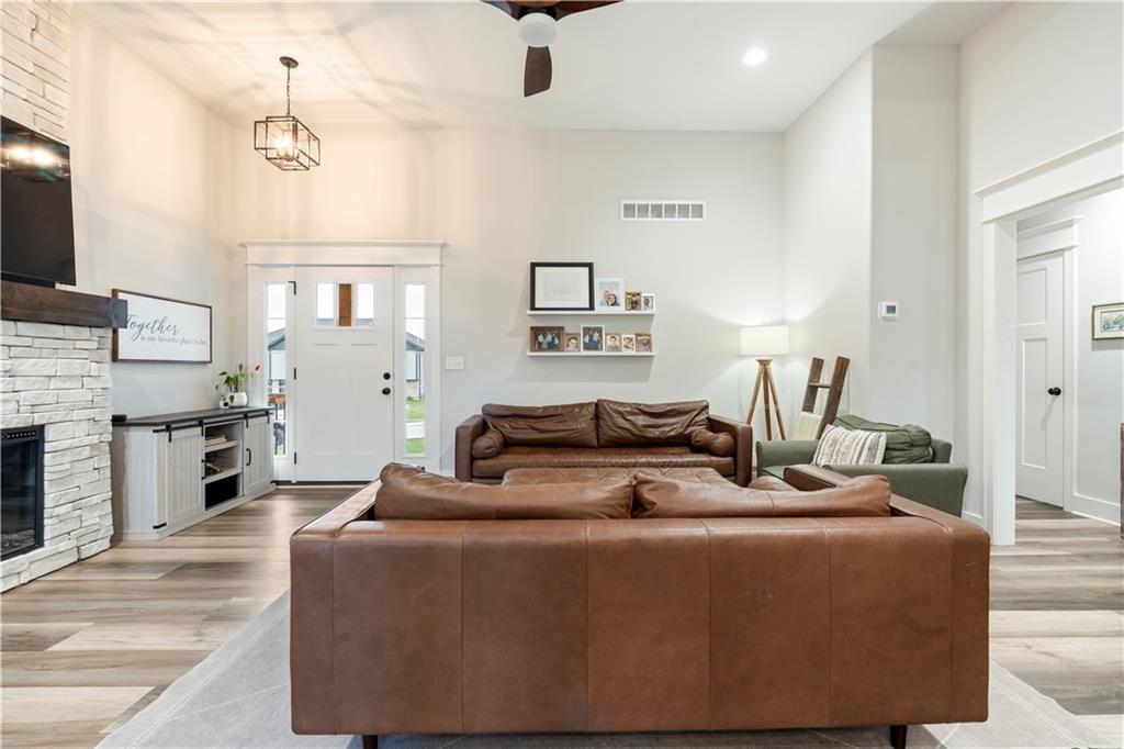 512 SW Meadowood Drive — photo 7