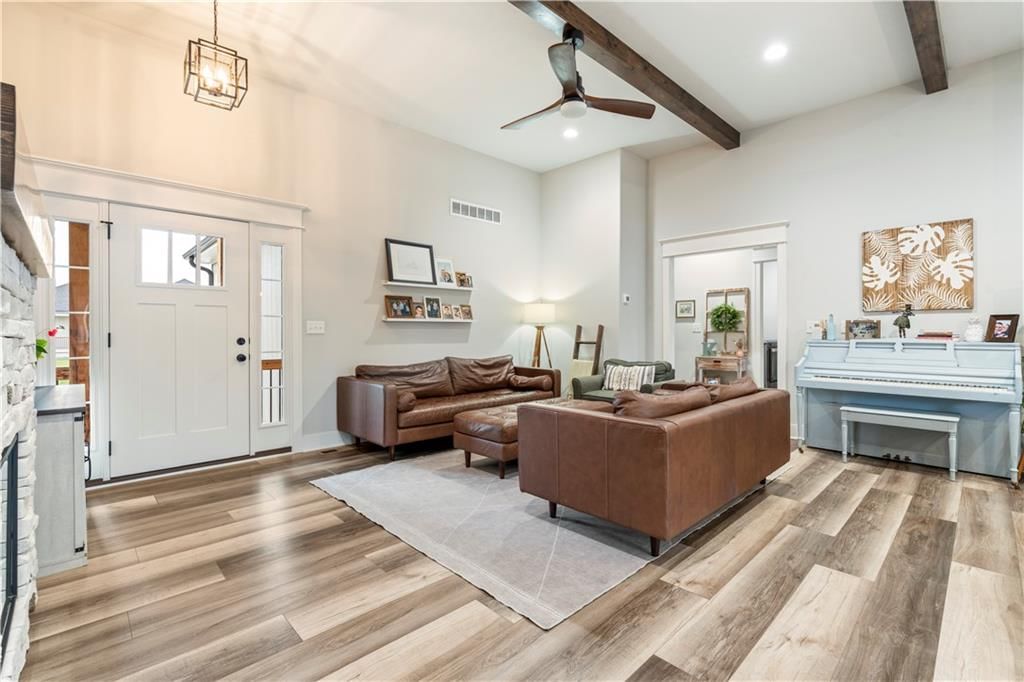 512 SW Meadowood Drive — photo 8