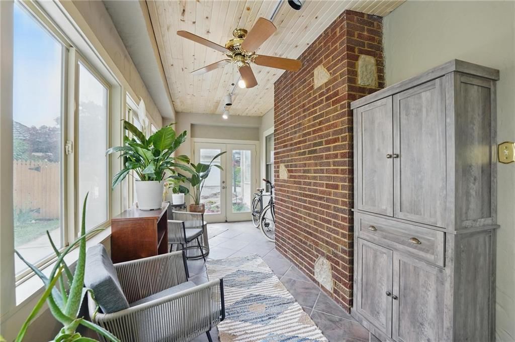 1037 W Gregory Boulevard — photo 30