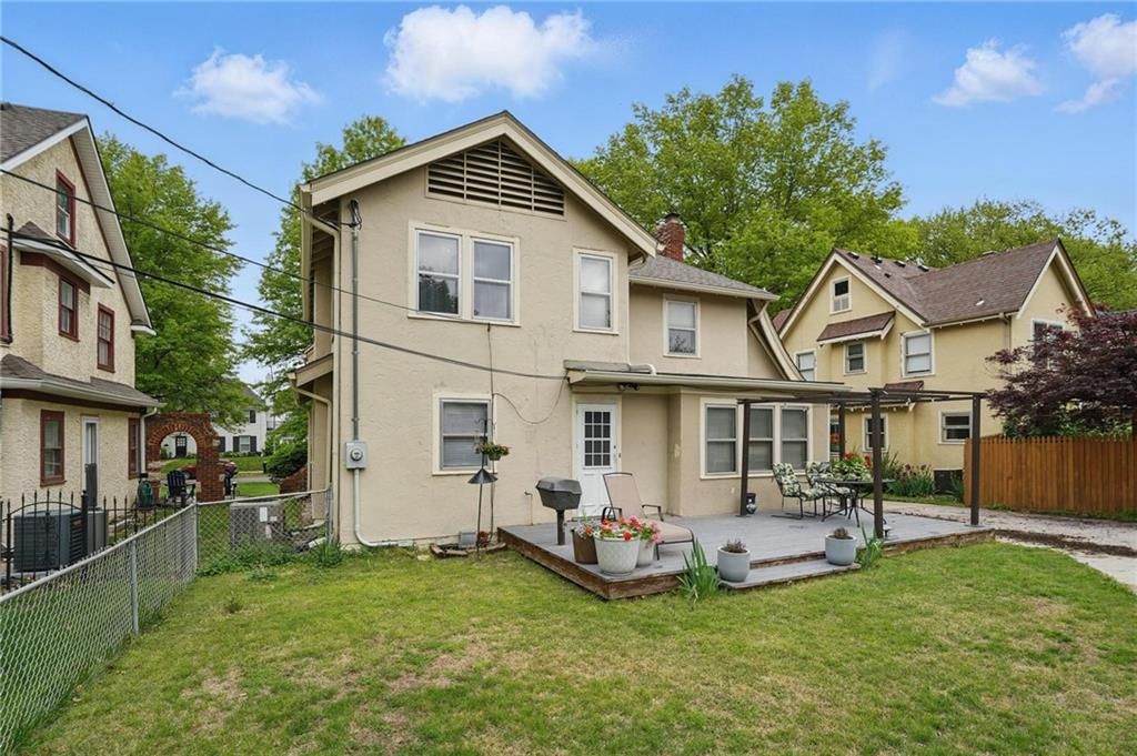 1037 W Gregory Boulevard — photo 35