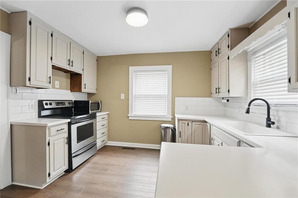1037 W Gregory Boulevard — photo 7
