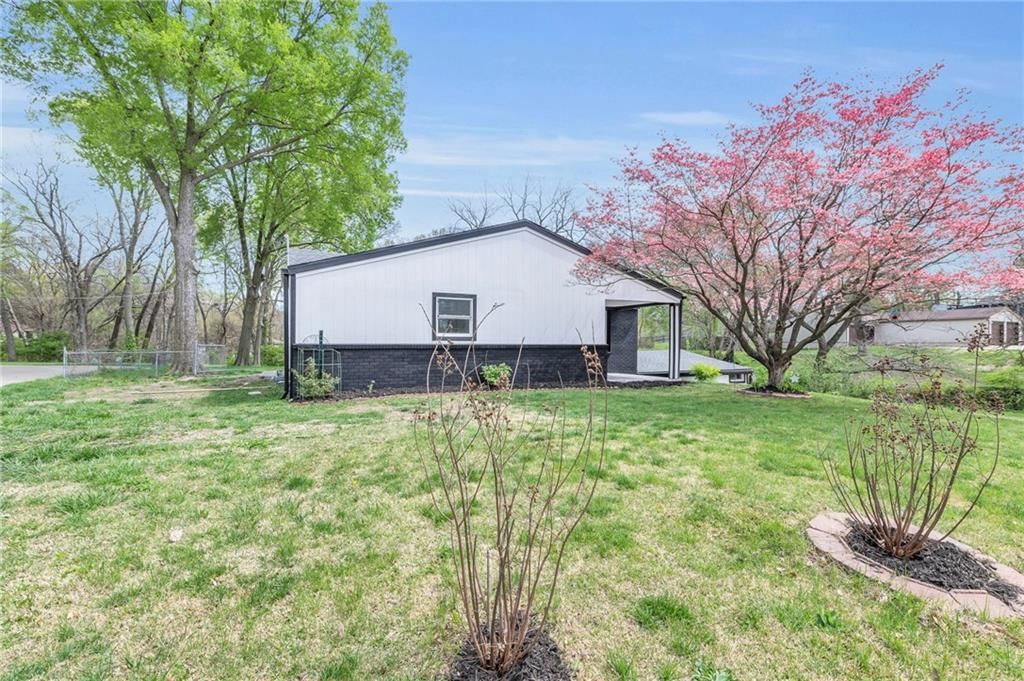 7209 N Troost Avenue — photo 38
