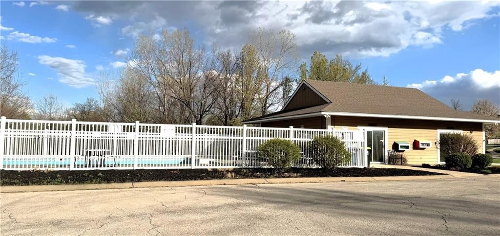 110 Surrey Court — photo 37