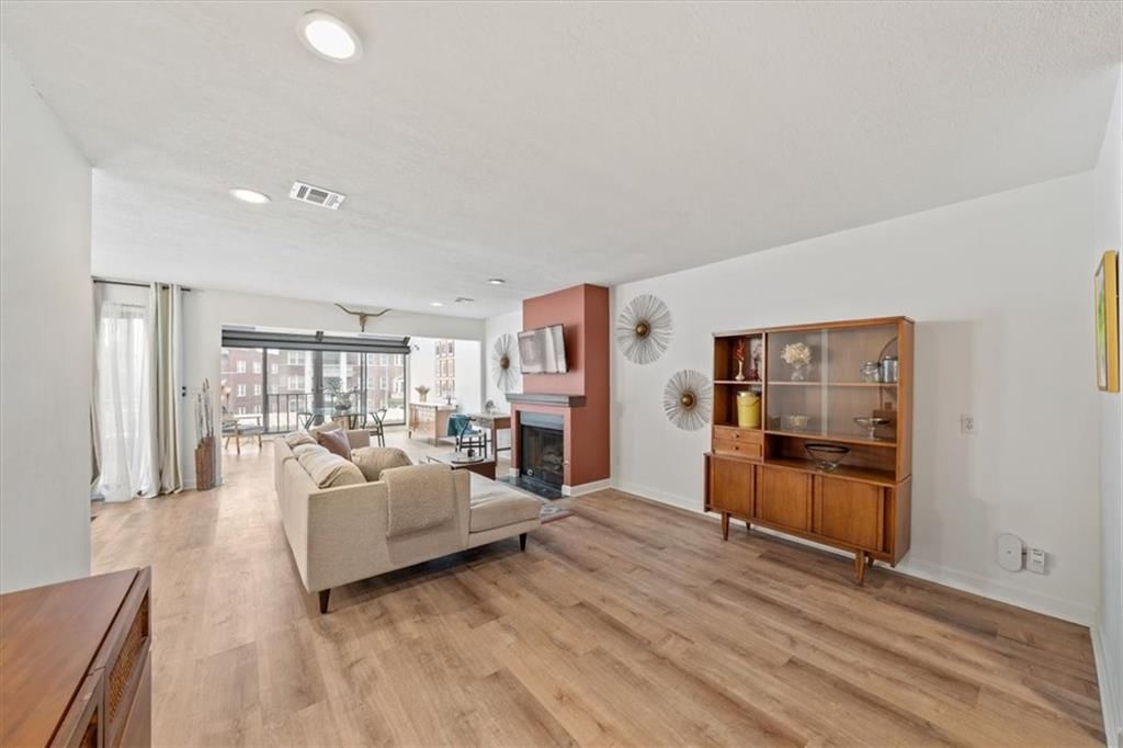 4579 Walnut Street — photo 2