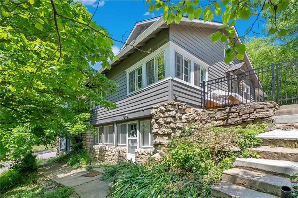 302 W Lake Forest Drive W — photo 2