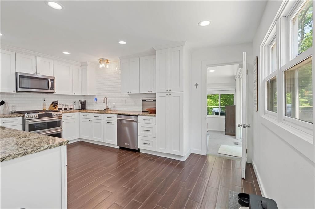 302 W Lake Forest Drive W — photo 11
