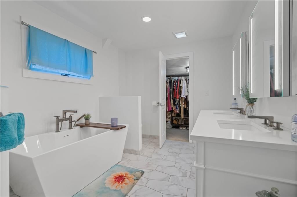 302 W Lake Forest Drive W — photo 15
