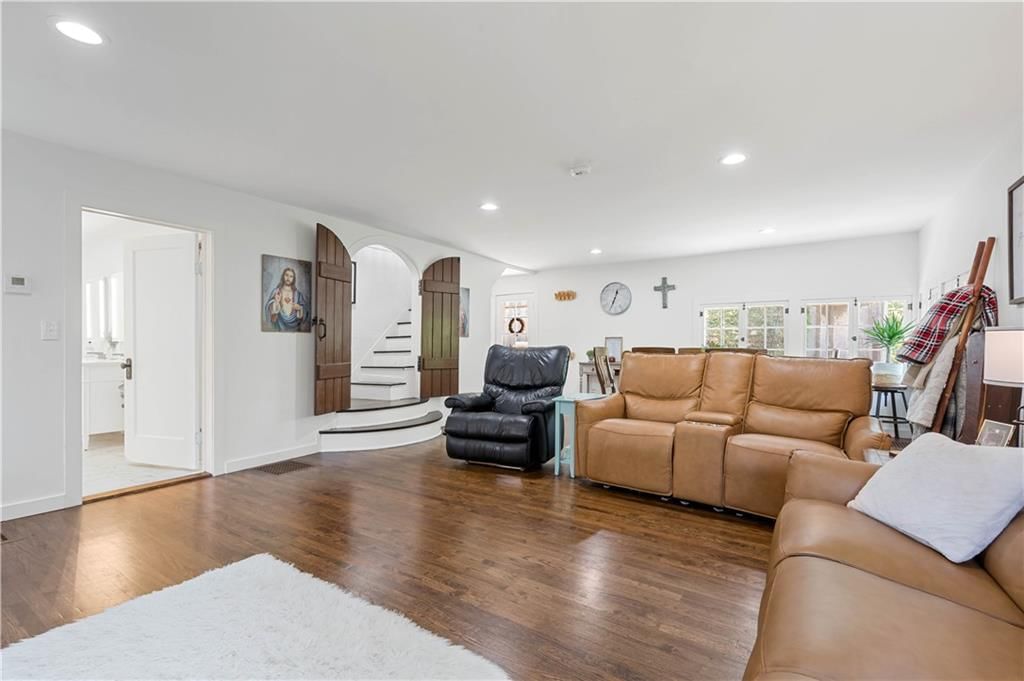 302 W Lake Forest Drive W — photo 10