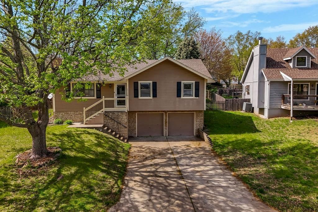 2040 NE Patterson Drive — photo 2