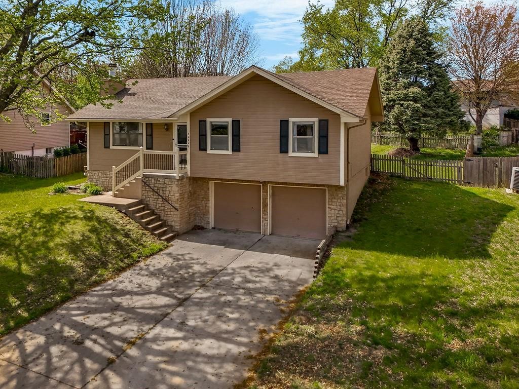 2040 NE Patterson Drive — photo 3