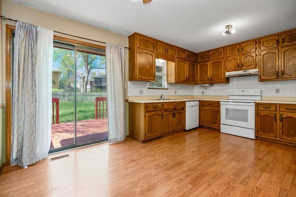 2040 NE Patterson Drive — photo 10