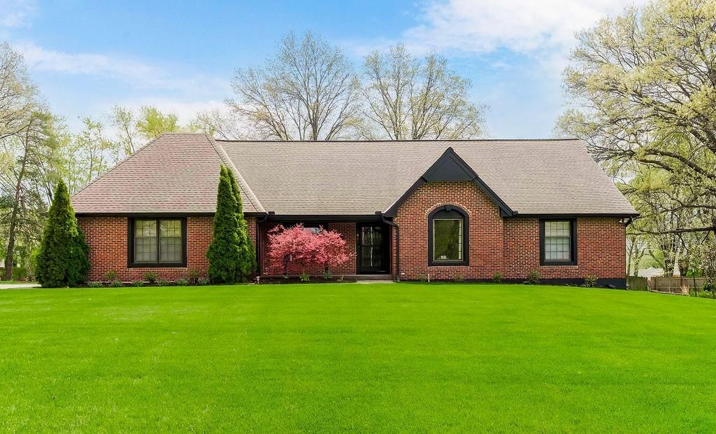 1027 W Burning Tree Drive, Kansas City, MO
