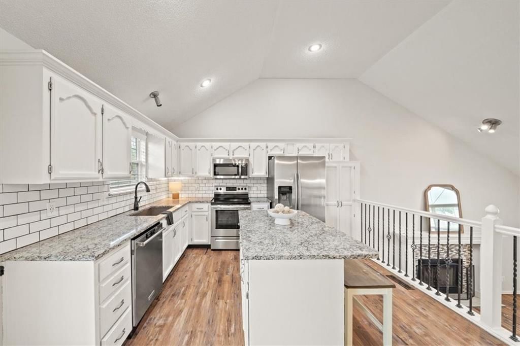 245 NE Chateau Drive — photo 5