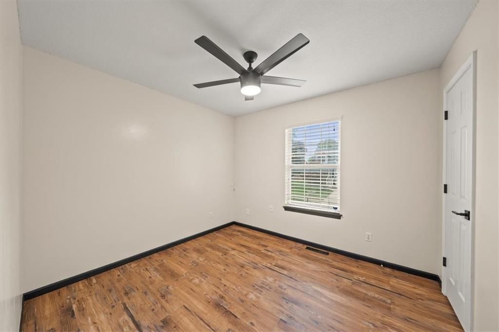 245 NE Chateau Drive — photo 8