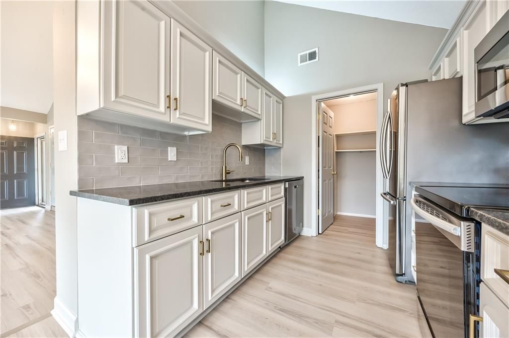 8120 Halsey Street — photo 9