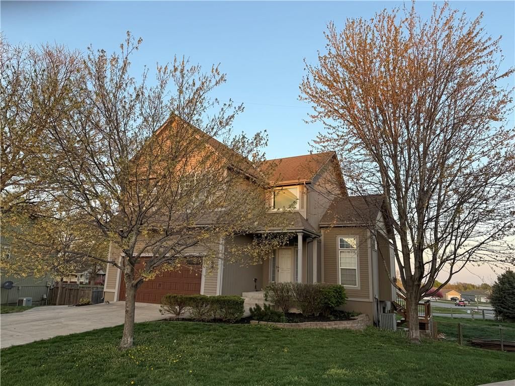 880 E Cheyenne Street — photo 2