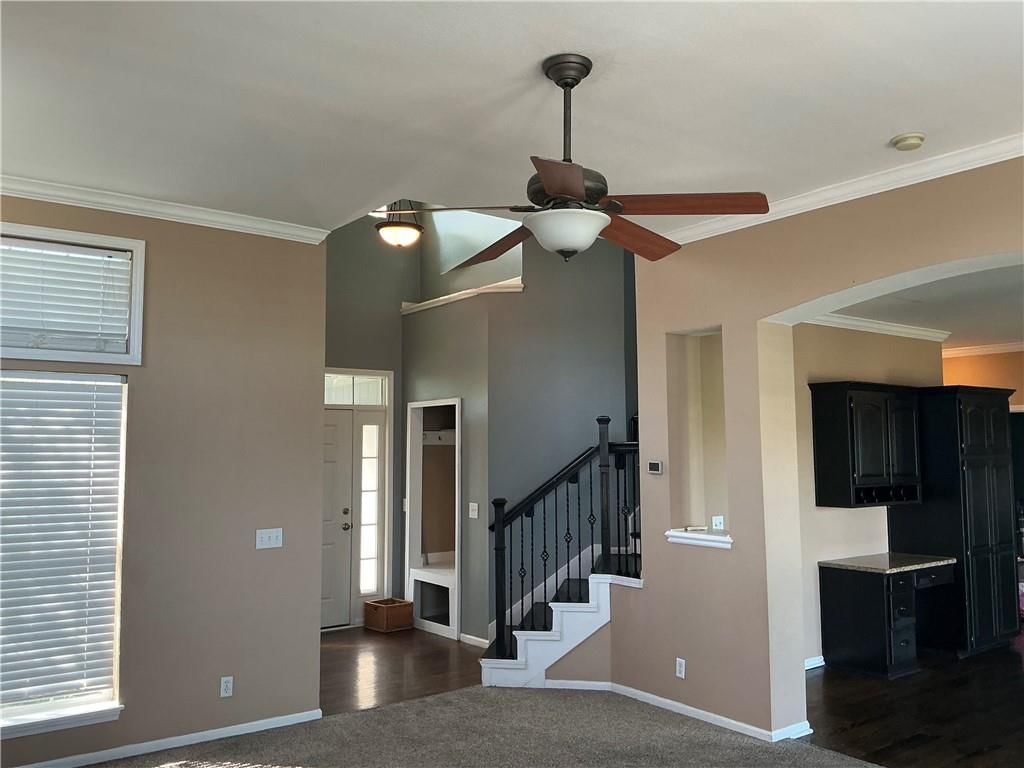880 E Cheyenne Street — photo 3