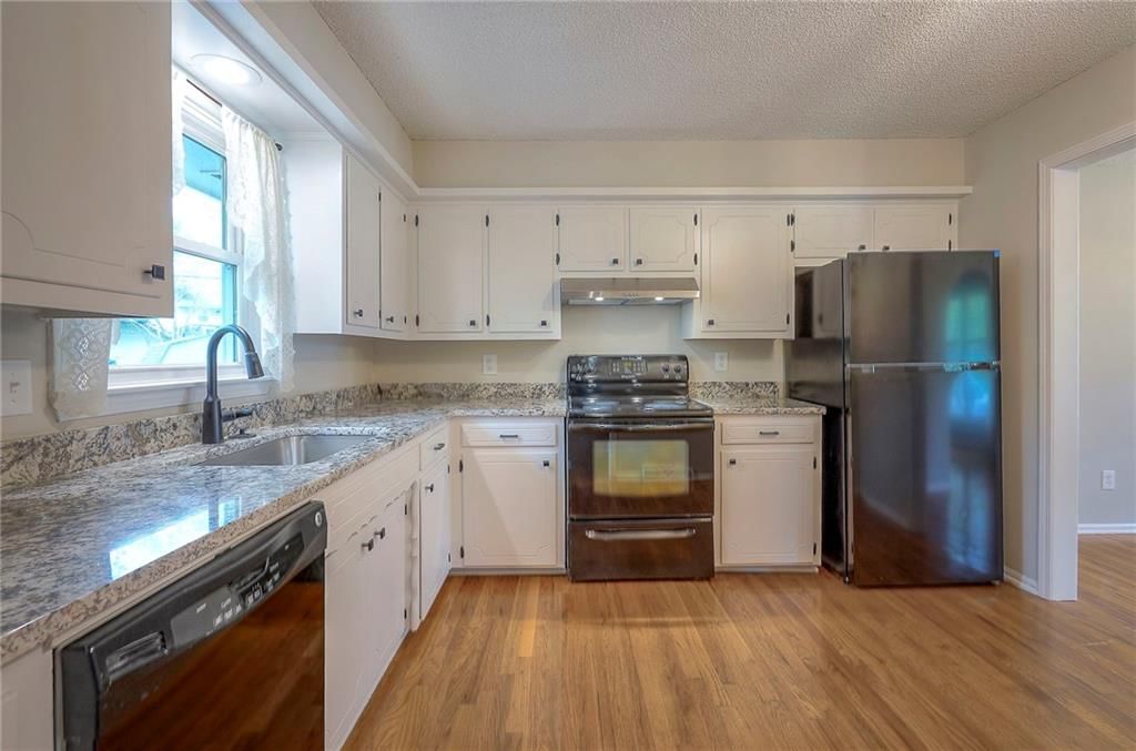 13736 Applewood Drive — photo 21