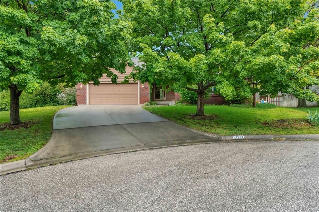 2304 Oxford Drive — photo 2