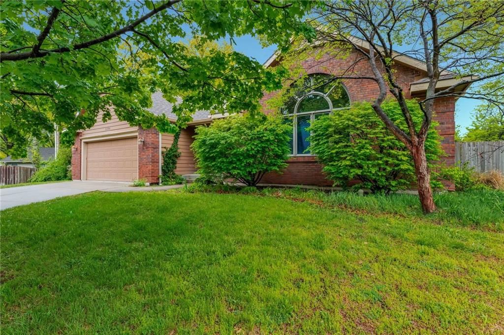 2304 Oxford Drive — photo 3