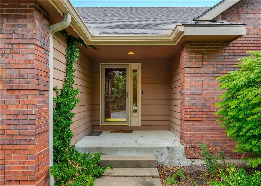 2304 Oxford Drive — photo 4