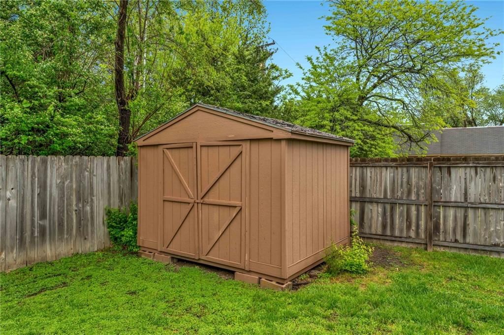 2304 Oxford Drive — photo 7