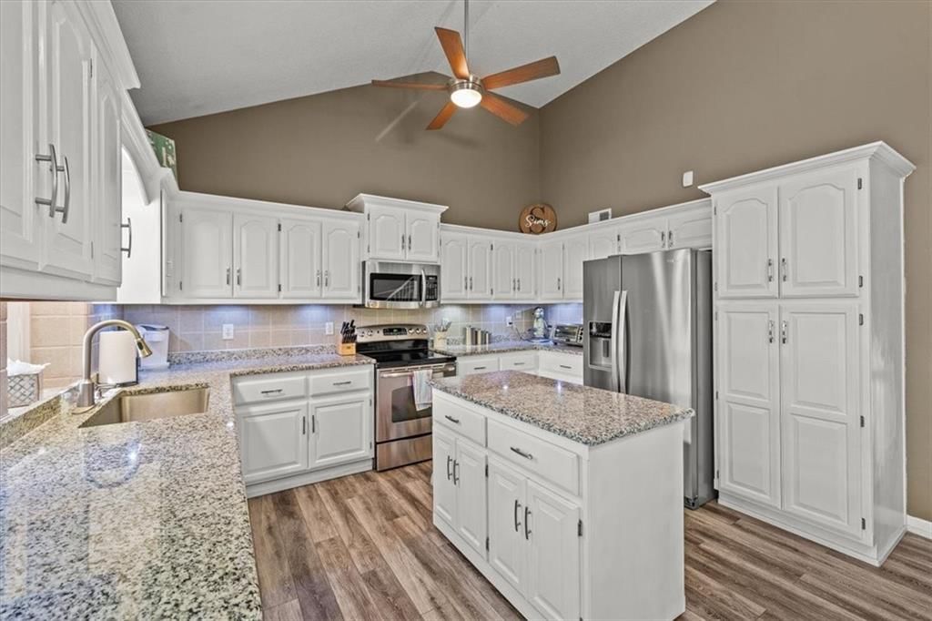 7712 N Nodaway Avenue — photo 10
