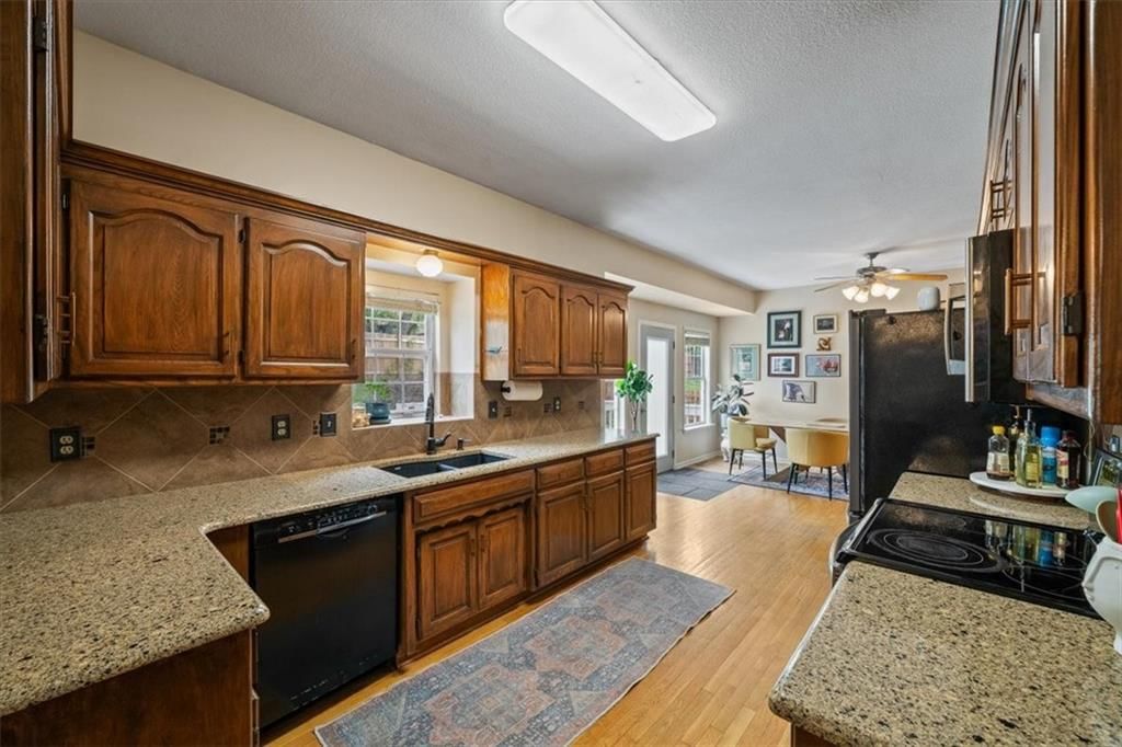 313 SE Canterbury Lane — photo 8