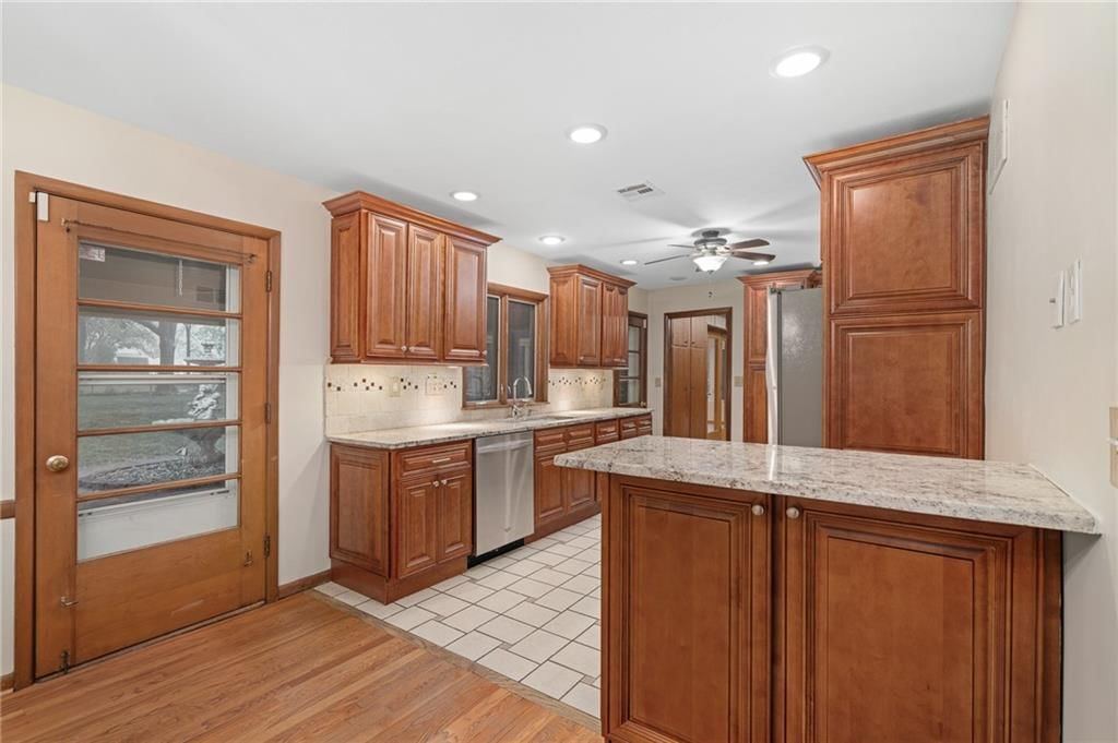 6810 Glenwood Street — photo 11