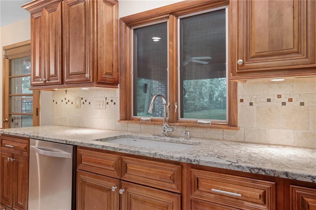 6810 Glenwood Street — photo 14