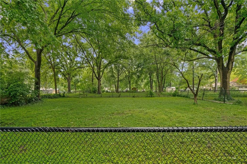 6810 Glenwood Street — photo 42