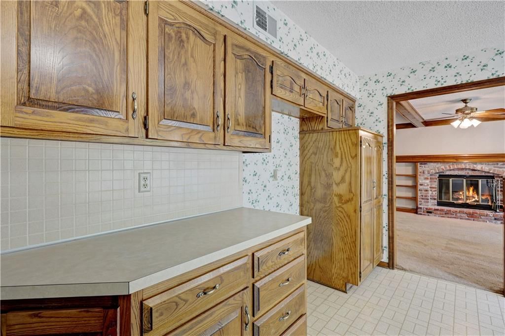 14818 W 83rd Terrace — photo 6