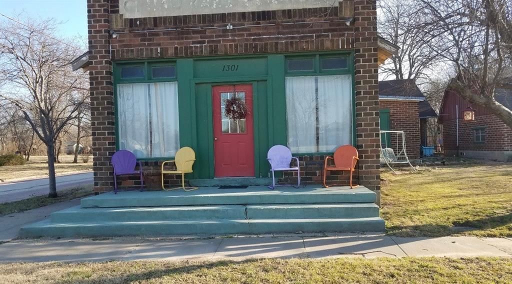 1301 W Maple Street — photo 2