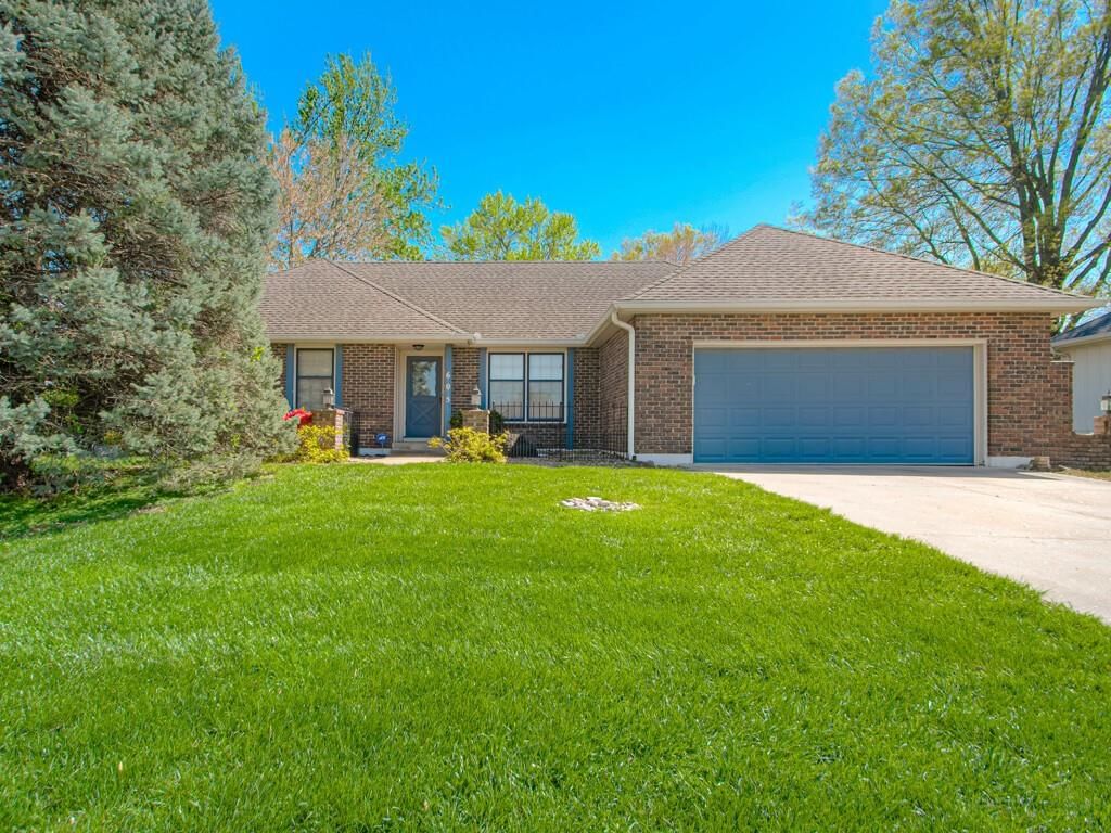 605 SW Graff Way — photo 4