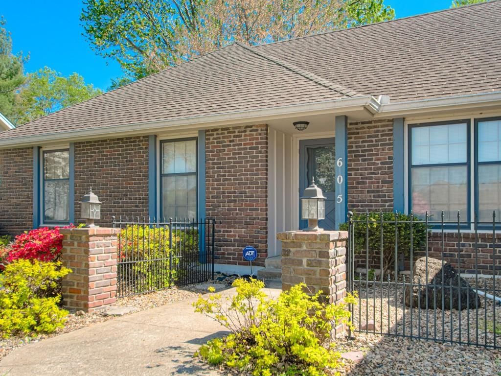 605 SW Graff Way — photo 5