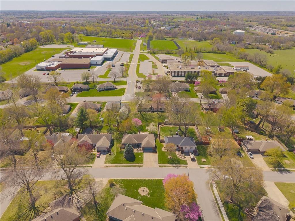 605 SW Graff Way — photo 10