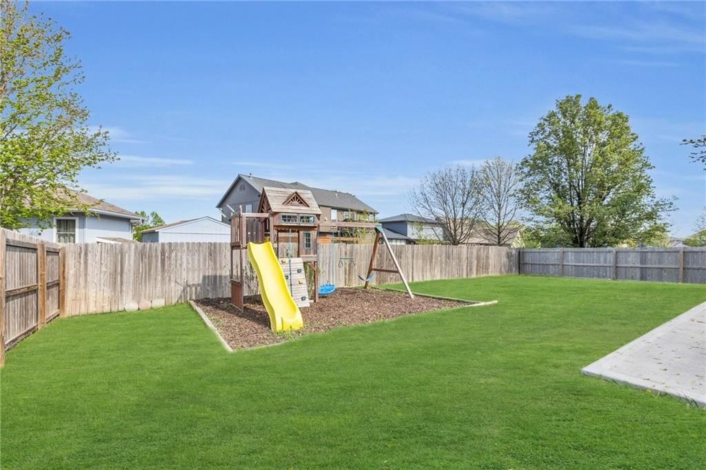 18337 Butternut Street — photo 32