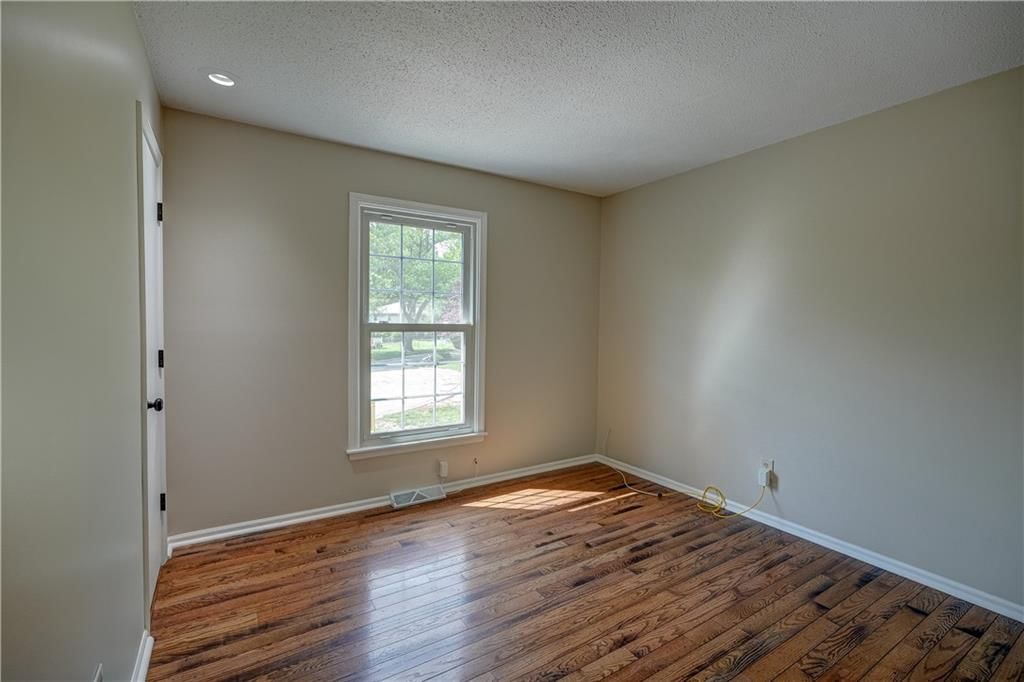 325 NE Chapel Court — photo 18