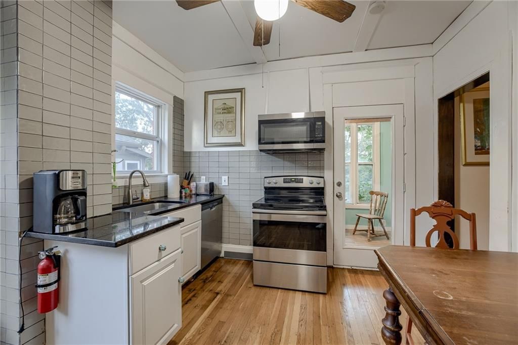 2537 Charlotte Street — photo 14