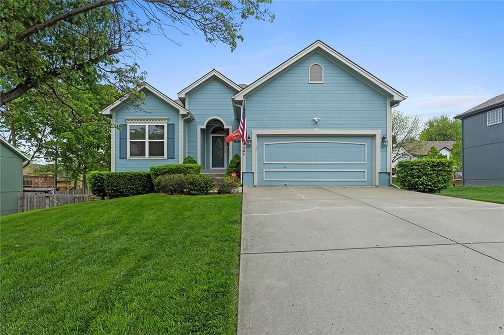 304 Lakeview Drive — photo 2