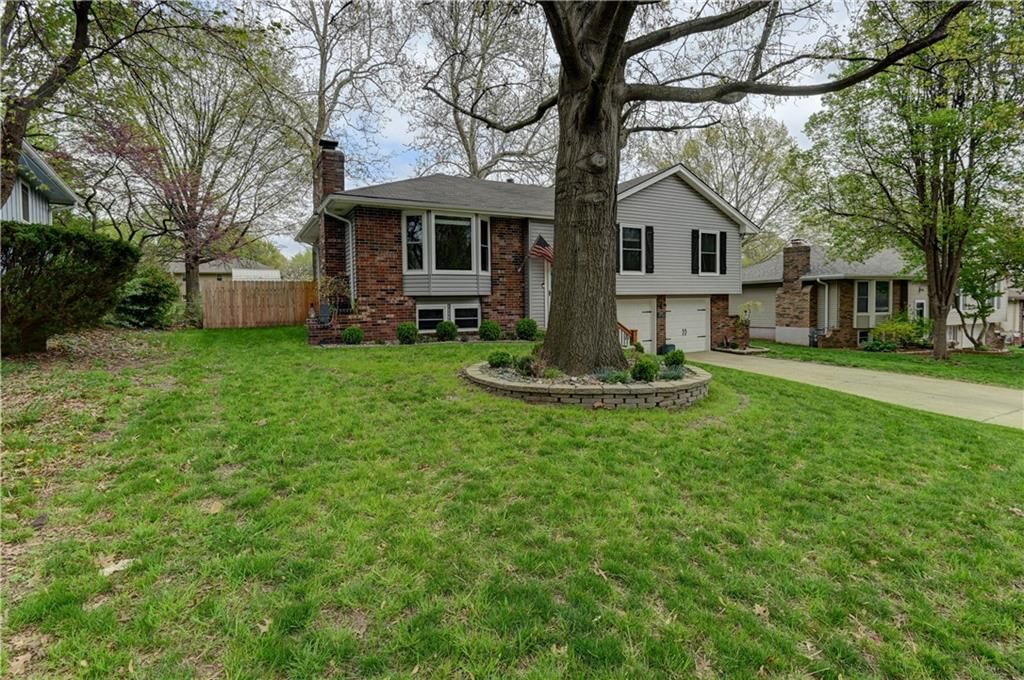 509 NE JOHNSTON Drive — photo 2
