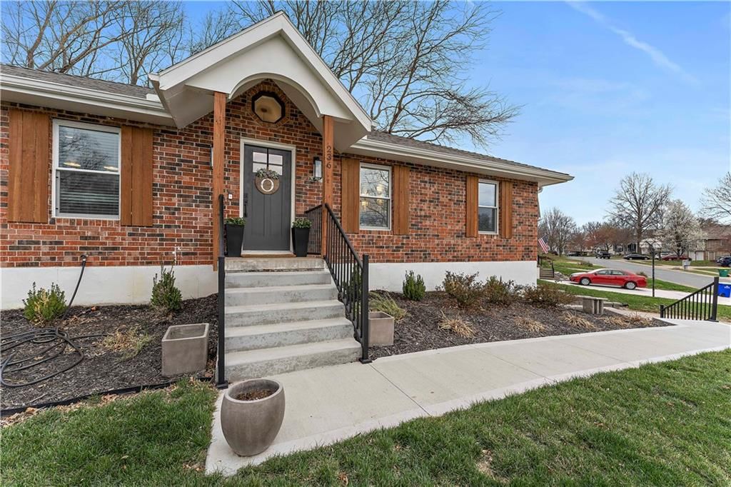 236 SE Bristol Drive — photo 2