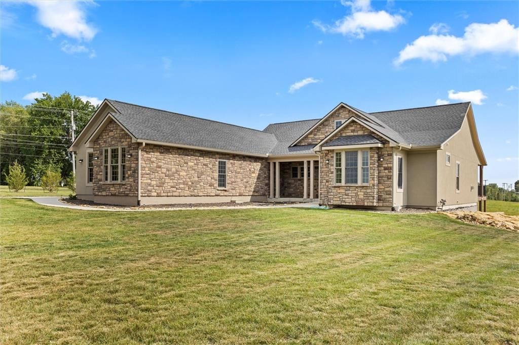 2513 Burris Drive, Harrisonville, MO