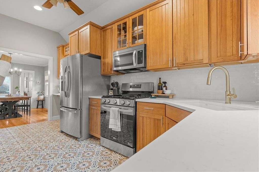 325 E 69th Terrace — photo 13