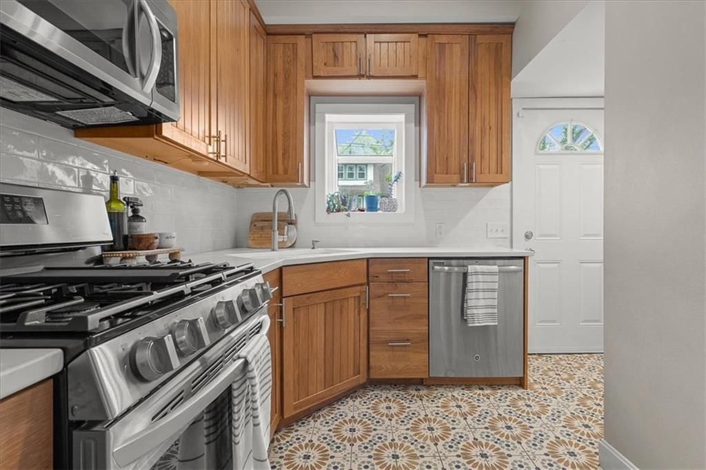 325 E 69th Terrace — photo 14