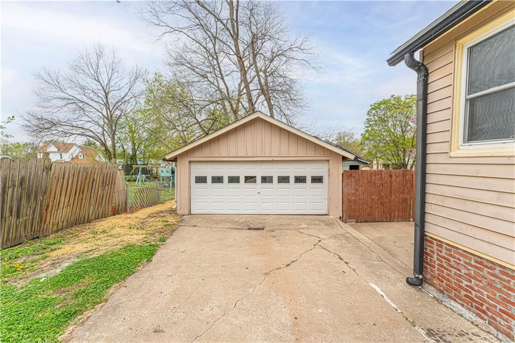 951 S Redman Avenue — photo 36