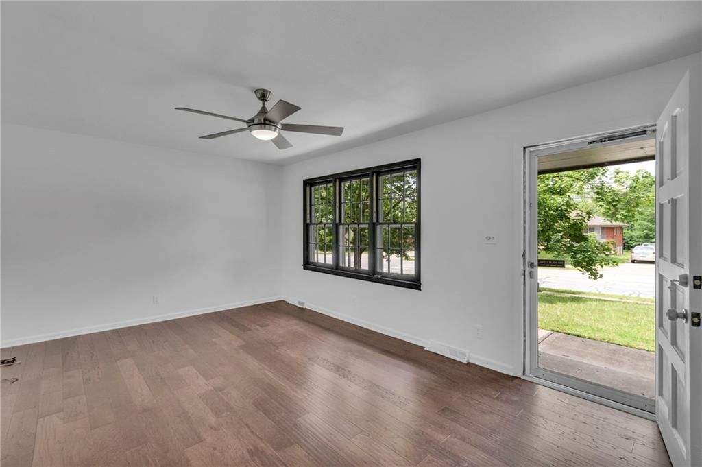 513 NE Independence Avenue — photo 3